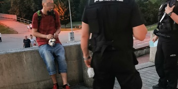 Šel Plazou a močil před sebe