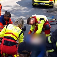 Motorkář nezvládl zatáčku, havaroval a vážně se zranil