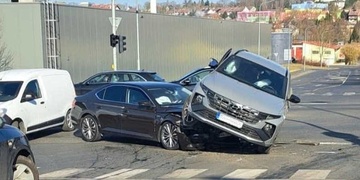 Po střetu auto skončilo na kapotě druhého
