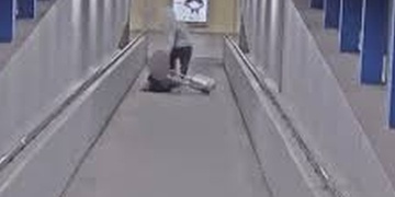 Ženu odvlekl do průchodu, srazil ji na zem a oloupil