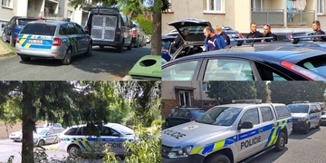 Muž ženě rozbil hlavu kladivem, na místě zasahují policisté s balistickými štíty a samopaly