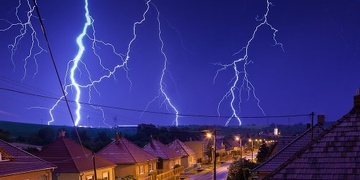 Blesk zapálil dům i strom