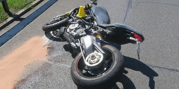 Motocyklista vjel přímo pod nákladní vůz, zemřel na místě