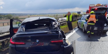 Na dálnici D5 narazilo další vozidlo do kamionu