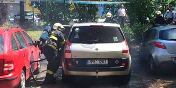 Požár tří aut na Doubravce