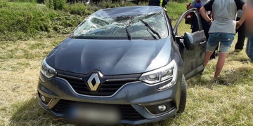 Těžce opilá žena se převrátila s autem, ve kterém vezla batole