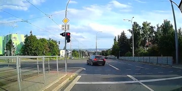 Křižovatkou se prořítil na červenou
