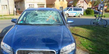 Sražený senior cyklista i mladík motocyklista