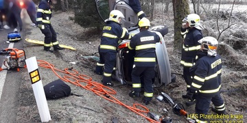 V převráceném voze zůstal zaklíněný patnáctiletý chlapec
