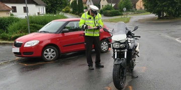 Řidič vycouval přímo do cesty přijíždějícímu motorkáři