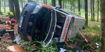 Vážná nehoda sanitky, na místě přistává vrtulník LZS