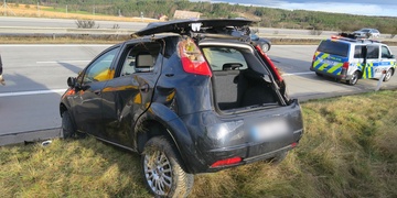 Auto vyletělo z dálnice D5 a převrátilo se přes střechu