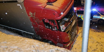 Kamion skončil v silničním příkopu