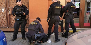 Nožem ozbrojený muž děsil v centru Plzně kolemjdoucí