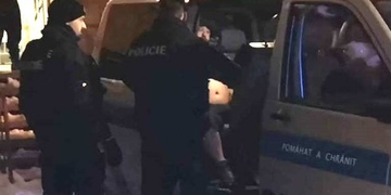 Pobodaná žena krátce po převozu do nemocnice zemřela