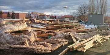 Výsledek včerejší bouře: Hasiči hlásí, máme 50 výjezdů a ještě jsme přišli o vlastní střechu