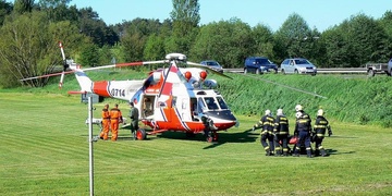 Automobil přimáčkl muže vynášejícího nákup
