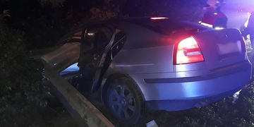 Auto se na dálnici doslova napíchlo na svodidla