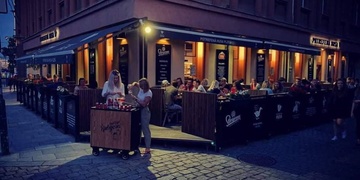 Uklízečka nalezla v restauraci zapomenuté desetitisíce