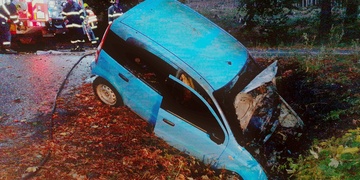 Po střetu s dalším vozem začalo auto hořet