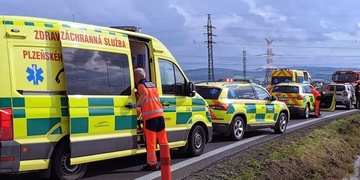 Hromadná dopravní nehoda uzavřela hlavní tah z Plzně do Klatov