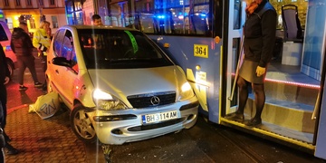 Po střetu dvou vozů na jeden z nich ještě najela tramvaj