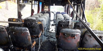 Autobus začal za jízdy hořet