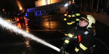 Požár garáže zničil i vozidlo zaparkované uvnitř