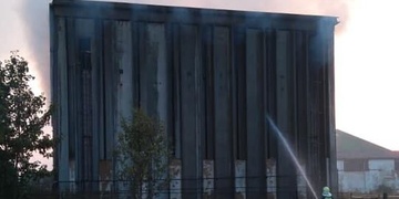 Požár velkokapacitního seníku, na místě je téměř stovka hasičů