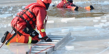 Dívka se během pokusu zachránit pejska propadla ledem