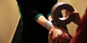 Bývalou partnerku svázal páskou, bil a vyhrožoval jí