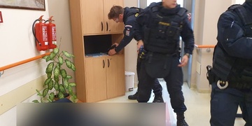 "Ženu podříznu a vystřílím tady celé oddělení!"