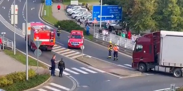 Ženu na přechodu pro chodce srazil kamion