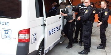 Opilec narušoval závody a napadal strážníky, dívka se pokusila o sebevraždu