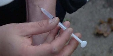 „Projebal si mi prachy na drogy, zabiju tě!“