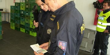 Razie cizinecké policie - z padesáti cizinců mělo pět padělané doklady