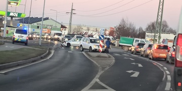 Střet dvou vozů na Jateční