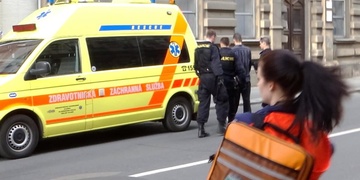 Sražený chlapec a žena