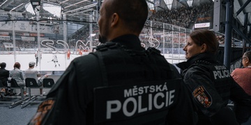 Během pouhé půlhodiny byli v Plzni napadeni dva strážníci