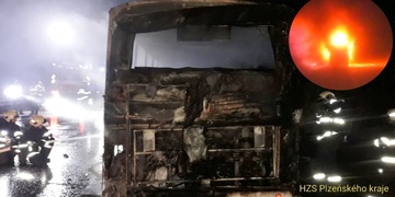 Na dálnici shořel autobus, na statku krmný vůz