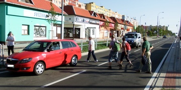 S telefonem u ucha a mimo přechod vběhla přímo před auto