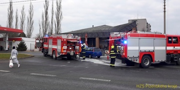 Hořící auto uhasili policisté