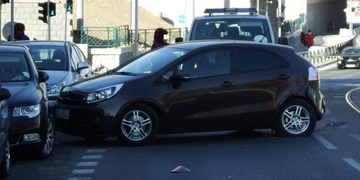 Tramvaj auto odhodila na zaparkovaný vůz