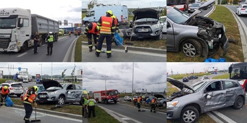 Kamion auto doslova odhrnul a vytlačil z vozovky