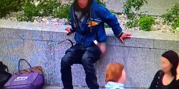 Na Americké se vymočila do fontány - prý tím protestovala