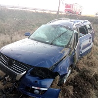 Auta vyletěla ze silnice hned na dvou místech