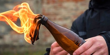 Útok zápalnou lahví na dům, kde se nacházela rodina s dítětem - nové informace