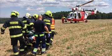 Při předjíždění vyjel motorkář ze silnice