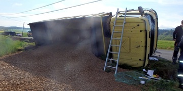 Řidiče nákladního vozu museli vyprostit hasiči