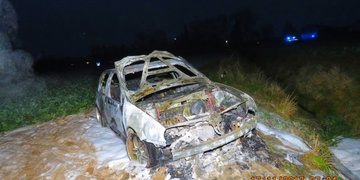 Po havárii osobní automobil zachvátily plameny